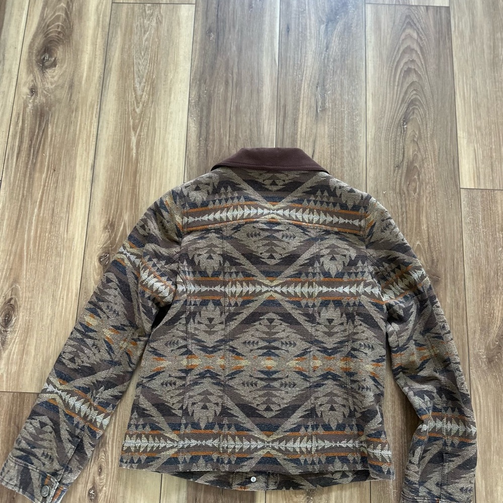 Pendleton women’s western Aztec Pattern Button-Up… - image 4